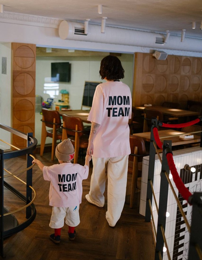 Мама і дитина у matching look від Matty Tales у рожевих футболках MOM TEAM