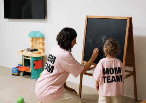 Мама і дитина у matching look від Matty Tales у рожевих футболках MOM TEAM