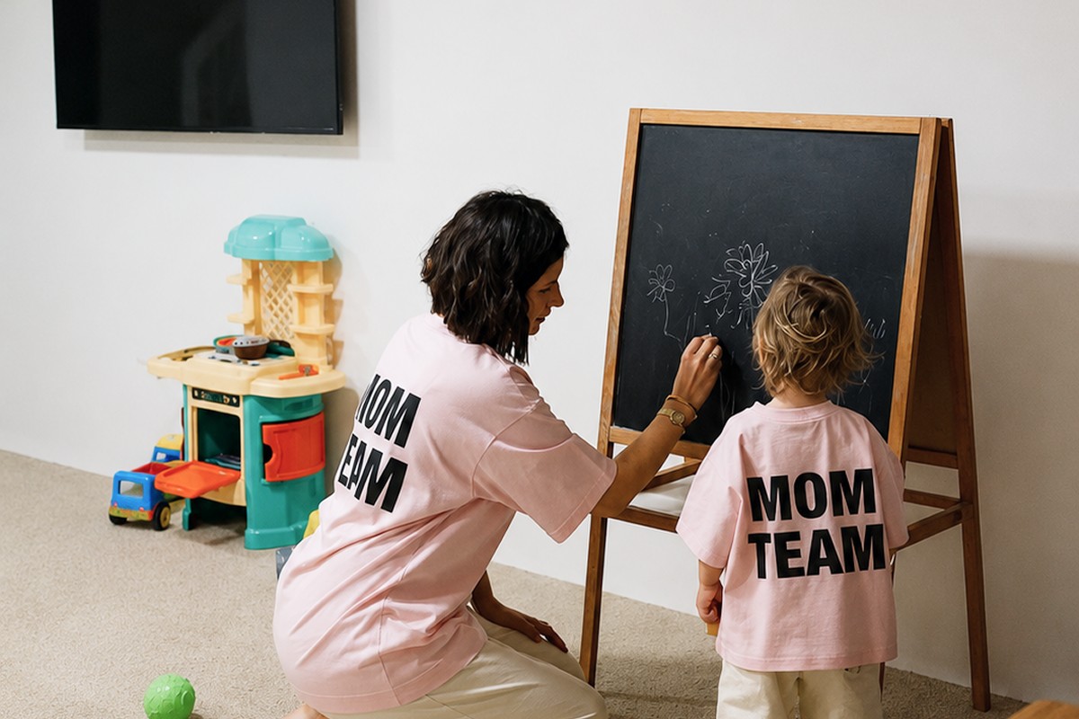 Мама і дитина у matching look від Matty Tales у рожевих футболках MOM TEAM