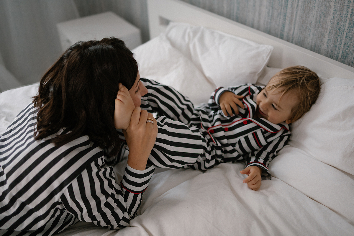 Мама і дитина у matching look від Matty Tales у рожевих футболках MOM TEAM