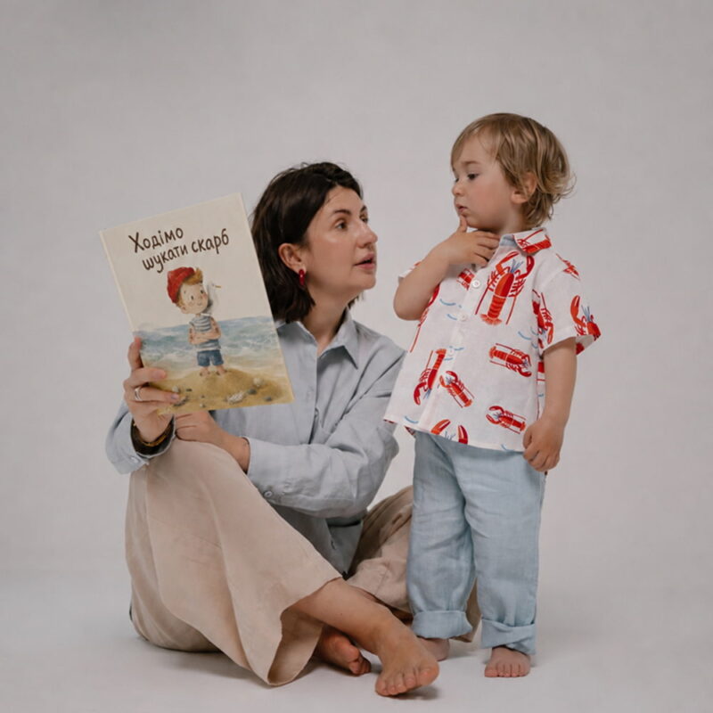 Засновниця Matty Tales з дитиною під час читання книги "Ходімо шукати скарб"